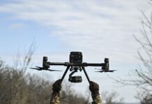 Ukraine : L’armée de l’air abat 41 drones russes. Militaire ukrainien (©)(ARIS MESSINIS / AFP)