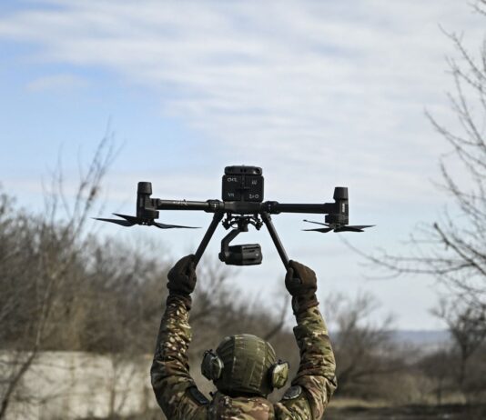 Ukraine : L’armée de l’air abat 41 drones russes. Militaire ukrainien (©)(ARIS MESSINIS / AFP)