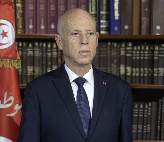 Présidentielle en Tunisie : Kaïs Saïed largement réélu avec 90,7 % des voix, selon les résultats officiels. Portrait du président de la Tunisie Kaïs Saïed