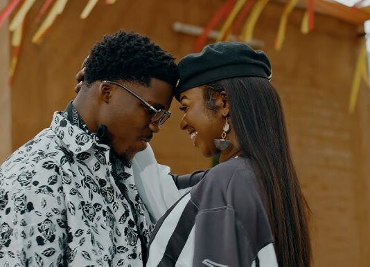 Axel Merryl explose tout avec son nouveau clip « Titulaire »! Axel Merryl et Mia Guissé
