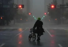 Ouragan Milton : Destruction en Floride, plusieurs décès et des millions de foyers sans électricité Photo: Rebecca Blackwell Associated Press