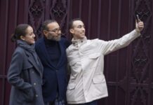 SM le Roi Mohammed VI et ses enfants en balade dans les rues de Paris