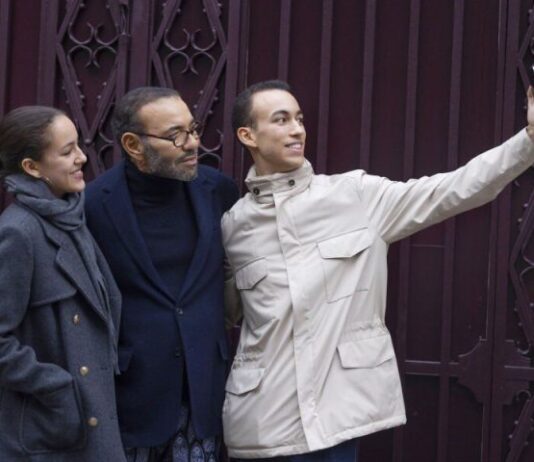 SM le Roi Mohammed VI et ses enfants en balade dans les rues de Paris