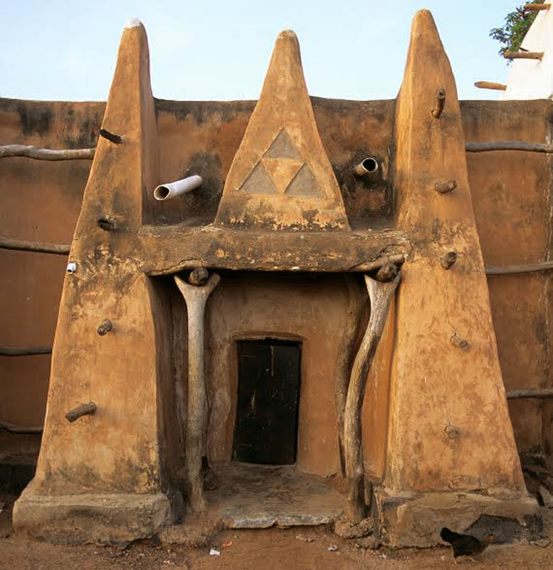 Entrée de la mosquée du Ghana - La mosquée de Larabanga est réputée pour être l'une des plus anciennes mosquées et des plus anciens Corans d'Afrique subsaharienne 